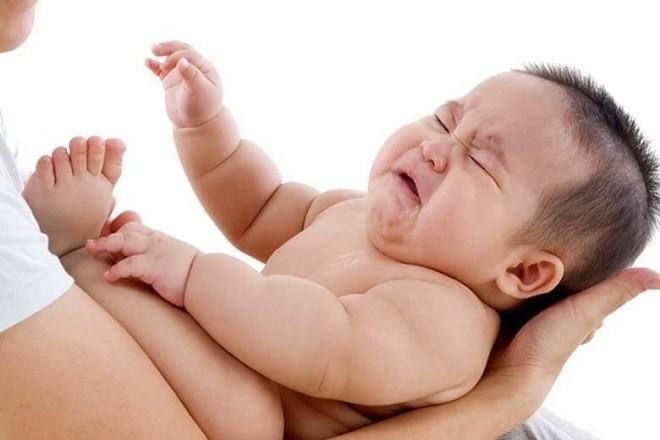 trẻ khó chịu quấy khóc trên tay mẹ