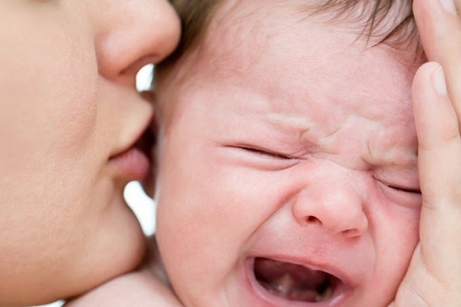 khi bé quấy khóc mẹ nên an ủi vỗ về bé