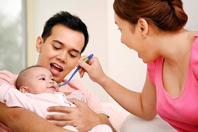 bố và mẹ tập cho con ăn 1 chút xíu đồ ăn dặm