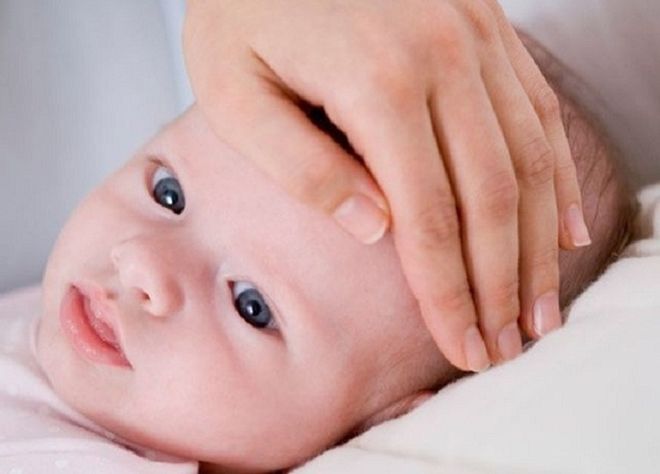 bé sốt tay chân lạnh có thể dẫn đến nhiều biến chứng nguy hiểm