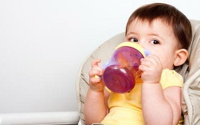 cho bé sốt tay chân lạnh uống nhiều nước