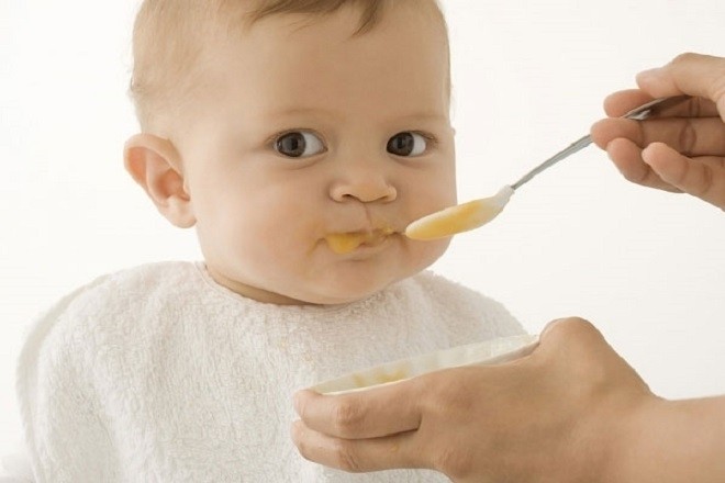 mẹ đút cháo ăn dặm cho bé
