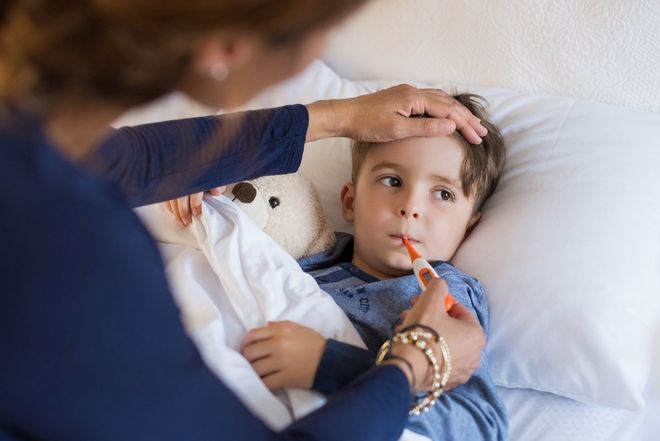 theo dõi nhiệt độ trẻ bị sốt