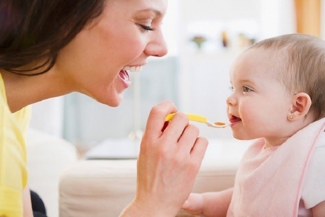 mẹ đút cháo ăn dặm cho bé