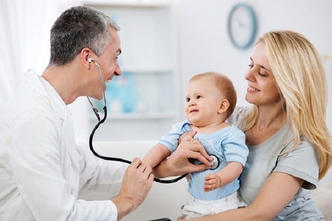 cho trẻ sơ sinh bị nôn trớ khám bác sĩ