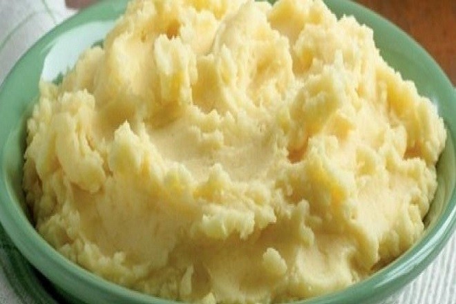 luộc chín khoai tây rồi nghiền nhuyễn