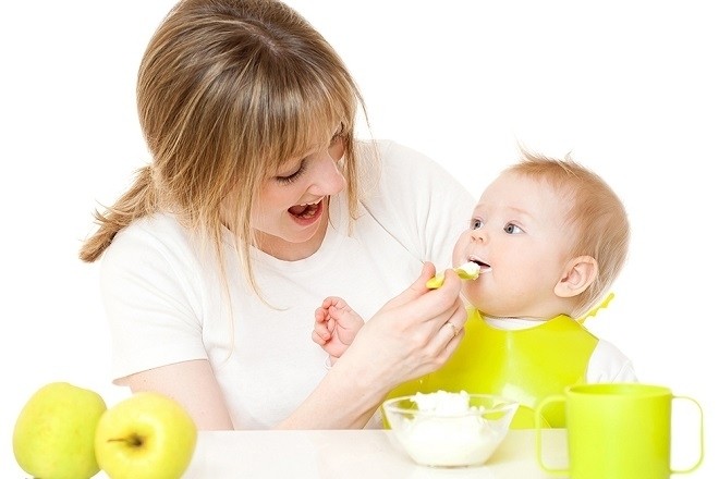 mẹ đút cháo ăn dặm cho bé