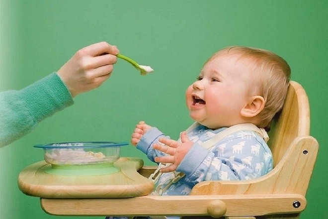 bé thích thú khi được mẹ cho ăn dặm