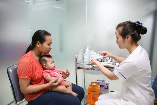 chuẩn bị tiêm vắc xin cho bé