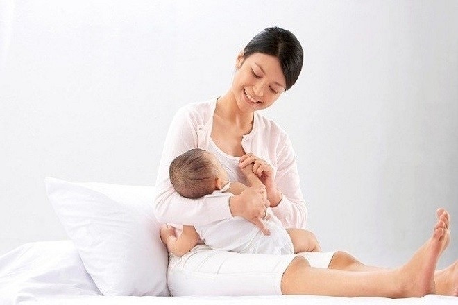 ngoài ăn dặm mẹ nên cho con bú sữa thường xuyên