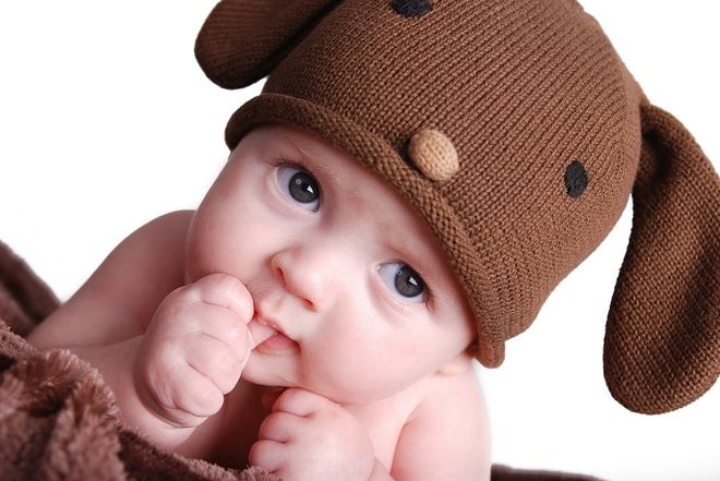 mút tay là dấu hiệu chứng tỏ bé đến tuổi ăn dặm