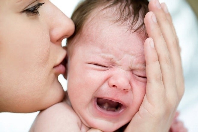 mẹ hôn bé khóc
