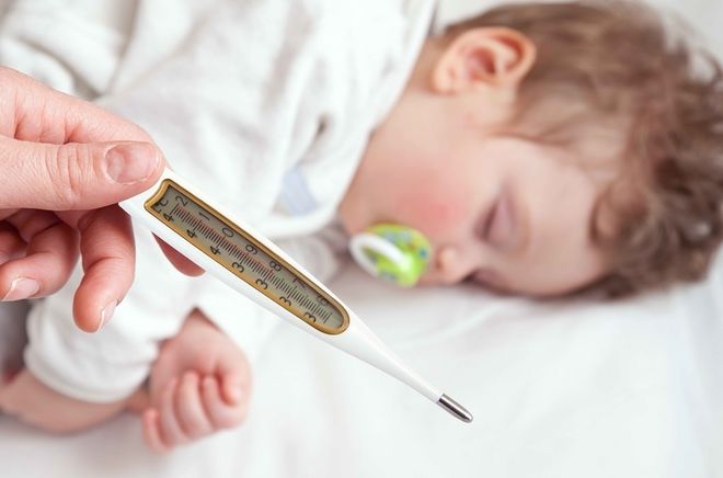 dùng nhiệt kế theo dõi trẻ sốt