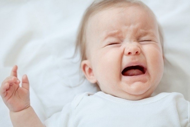 trẻ sơ sinh quấy khóc nhiều khi bị sốt