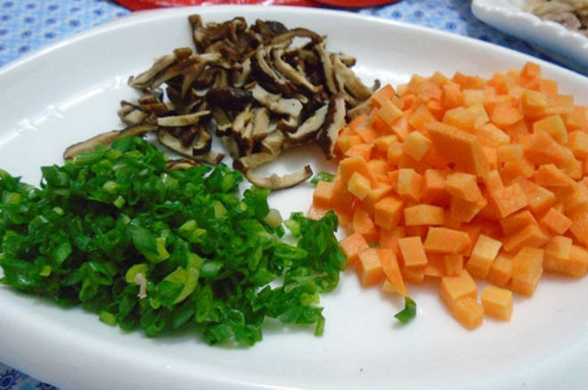 cà rốt nấm hương hành lá