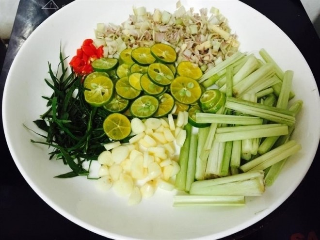 nguyên liệu cho món chân gà sả tắc