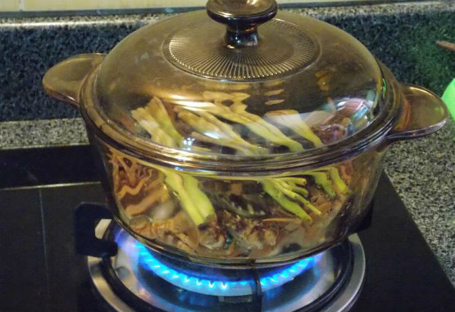 cho sò vào nồi