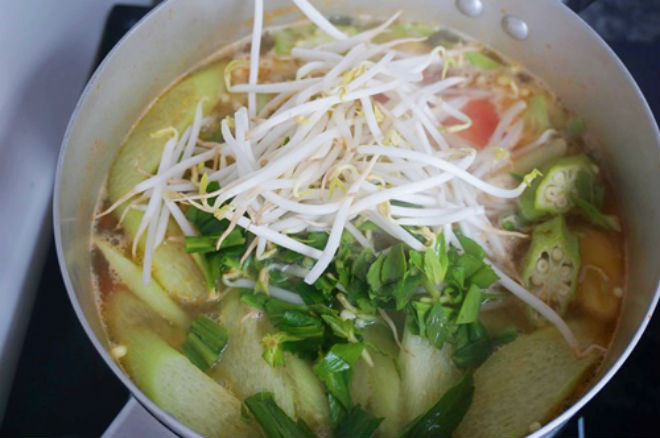 cho đậu bắp dọc mùng vào
