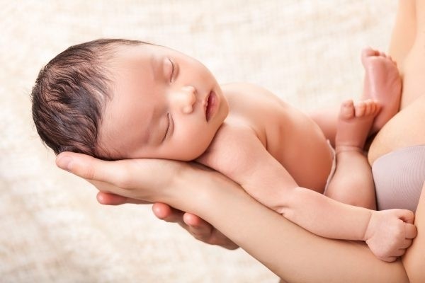 mẹ bế bé trên tay
