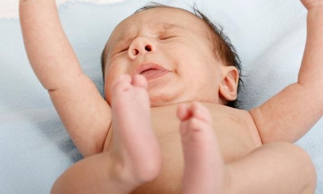 trẻ sơ sinh hắt xì