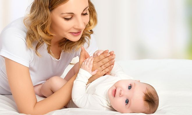 mẹ mát xa bụng cho bé