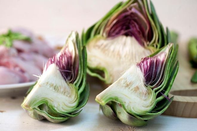 bông atiso bổ đôi, bỏ phần lông tơ giữa nhụy, rửa sạch và để ráo