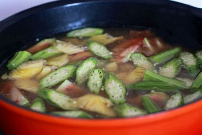 cho nguyên liệu đã sơ chế vào canh chua
