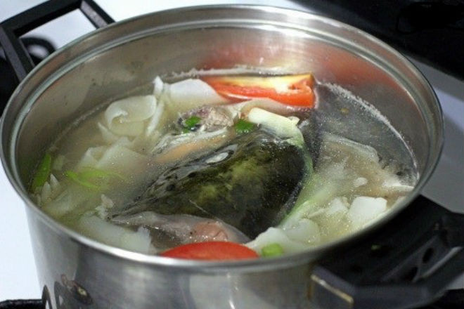 cho đầu cá hồi măng chua vào