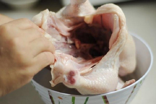 Gà làm sạch, để ráo