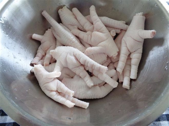 chân gà chặt móng