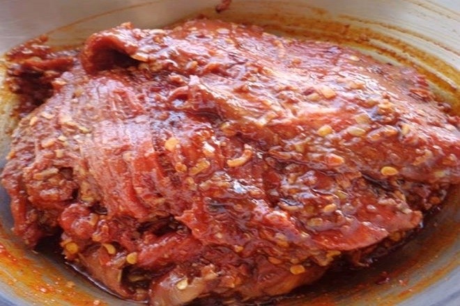 ướp thịt bò thái lát với gia vị
