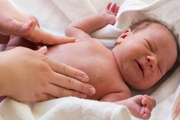 Vì sao trẻ sơ sinh hay đánh rấm?