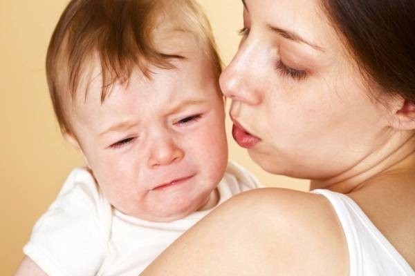 Vì sao trẻ sơ sinh hay đánh rấm?