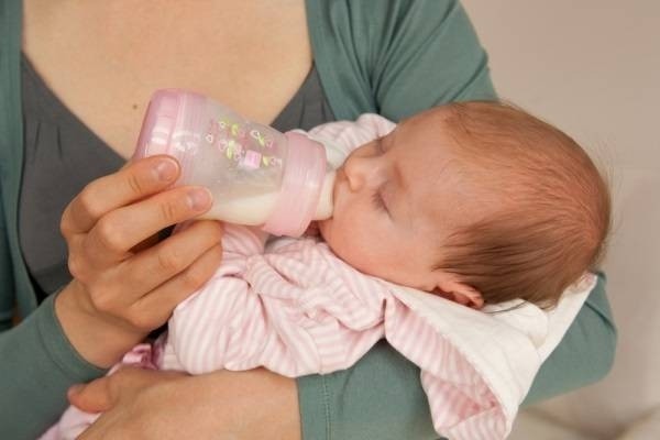 Vì sao trẻ sơ sinh hay đánh rấm?