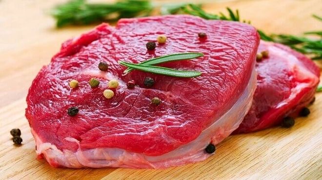 thịt bò rửa sạch, thái miếng to