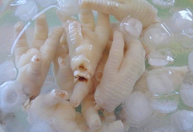 chân gà ngâm nước đá