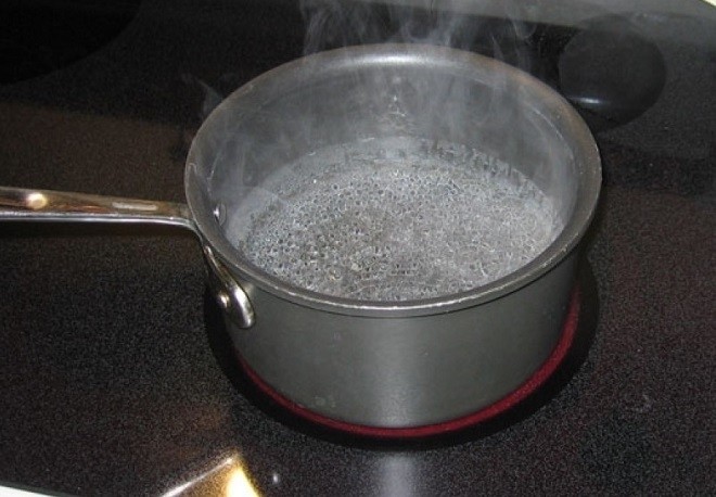 đun nước sôi ngâm chân gà