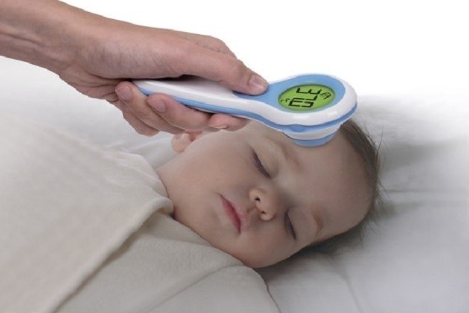 đo nhiệt độ cho trẻ sơ sinh bị sốt
