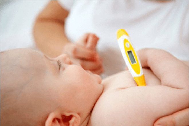 kiểm tra nhiệt độ cơ thể bé