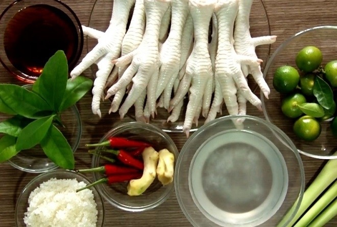 chuẩn bị nguyên liệu cho món gà ngâm giấm