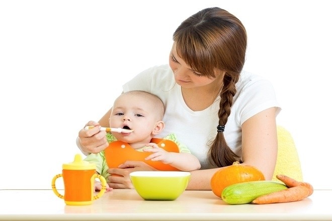 mẹ đút đồ ăn dặm cho bé
