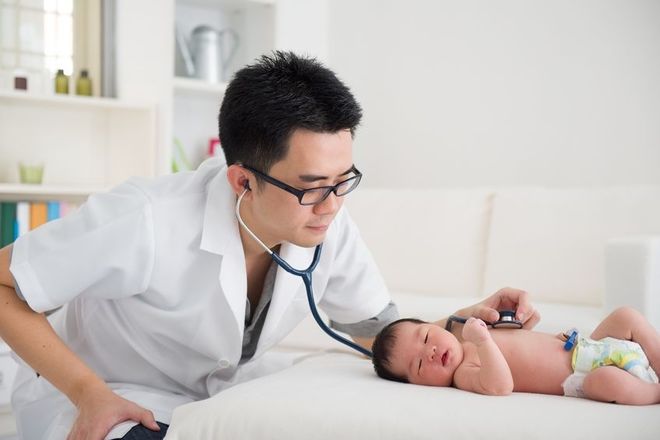 đưa trẻ bị suyễn đi khám bác sĩ để được điều trị đúng cách