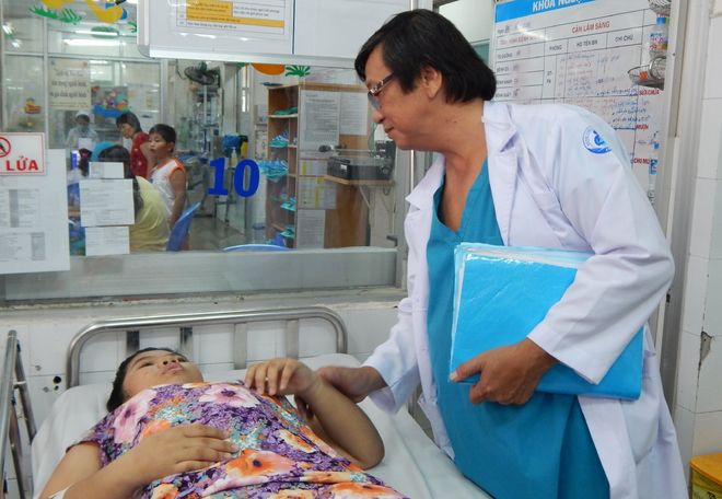 bác sĩ bệnh viện nhi đồng 1 khám bệnh nhân