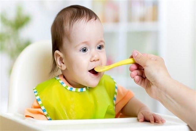 mẹ đút đồ ăn dặm cho bé