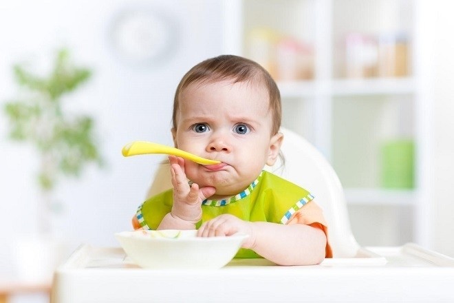 bé sơ sinh ngậm muỗng ăn dặm