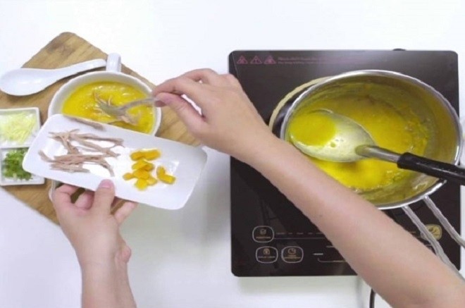 mẹ tự tay nấu bột ăn dặm cho bé