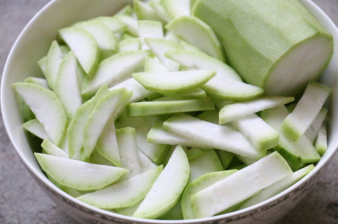 bầu gọt vỏ, rửa sạch, thái miếng vừa ăn