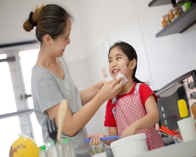 Bố mẹ hãy khen trẻ khi trẻ làm việc tốt