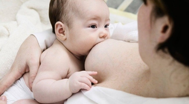 mẹ cho bé bú sữa