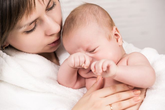 bé đưa tay dụi mắt